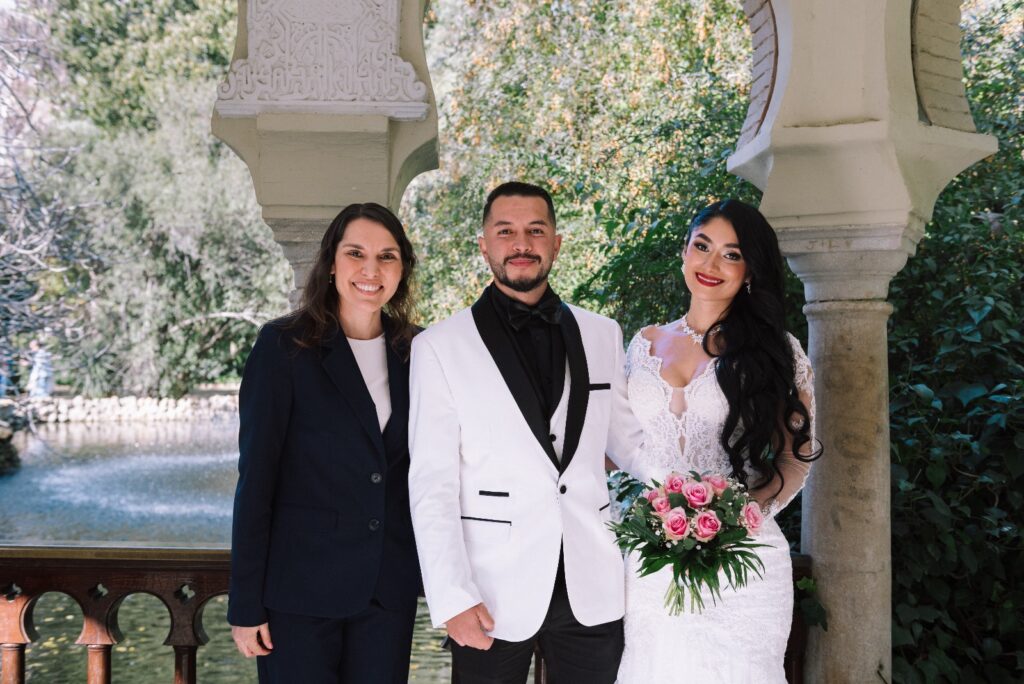 Clara Martín, CEO de Maestra de Ceremonias, con una pareja
