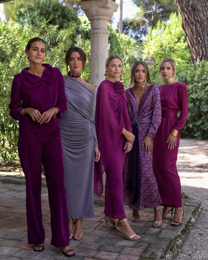 Lo último para invitadas: vestidos lisos y tocados