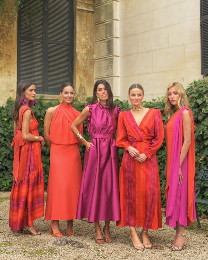 Lo último para invitadas: vestidos lisos y tocados