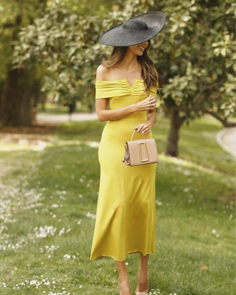 Lo último para invitadas: vestidos lisos y tocados