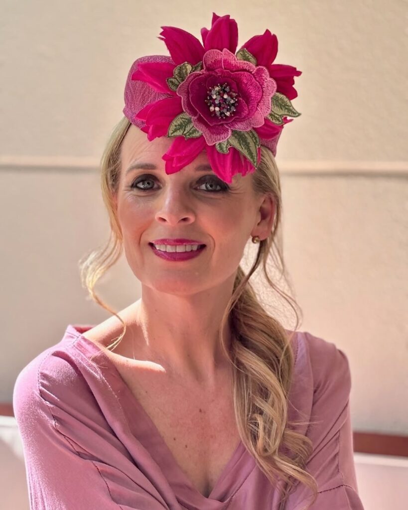 Lo último para invitadas: vestidos lisos y tocados